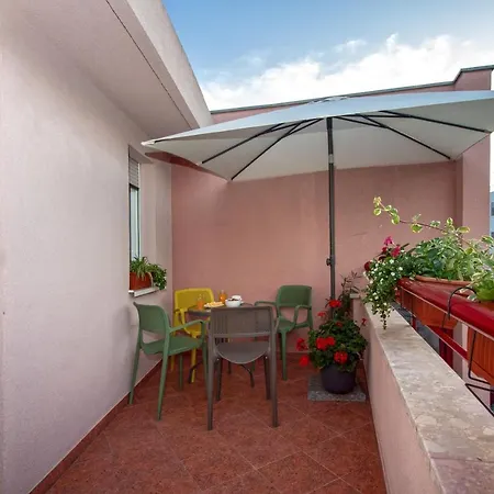 Daire Beachside Attico